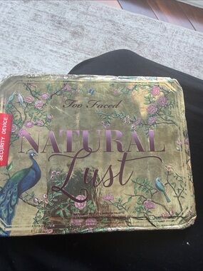 Makeup palette (Too Faced Natural Lust)